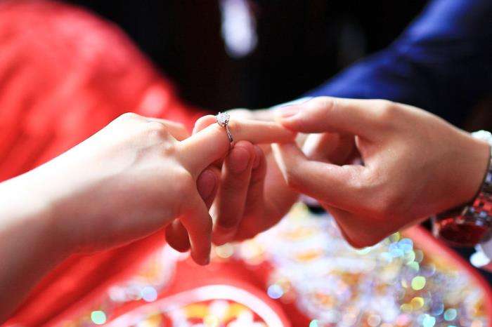 “干柴烈火”的年龄，2.4亿人毅然选择单身，婚姻已成一桩生意？